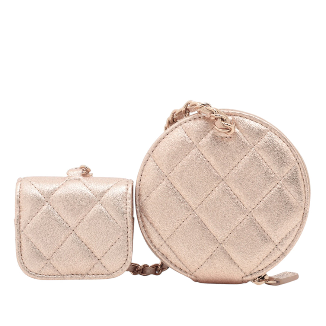 Chanel CC Quilted Métallisé Cuir d’agneau Coin Pochette and AirPods Pro Étui Rose