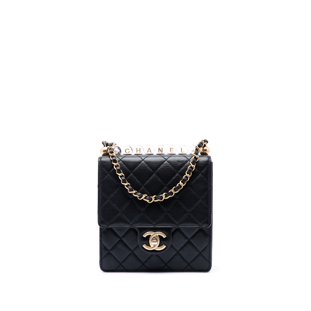 Chanel Matelassé Chic Perles à rabat Petit Cuir d'agneau Noir – vue principale – GABY PARIS