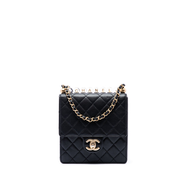 Chanel Matelassé Chic Perles à rabat Petit Cuir d'agneau Noir – vue principale – GABY PARIS