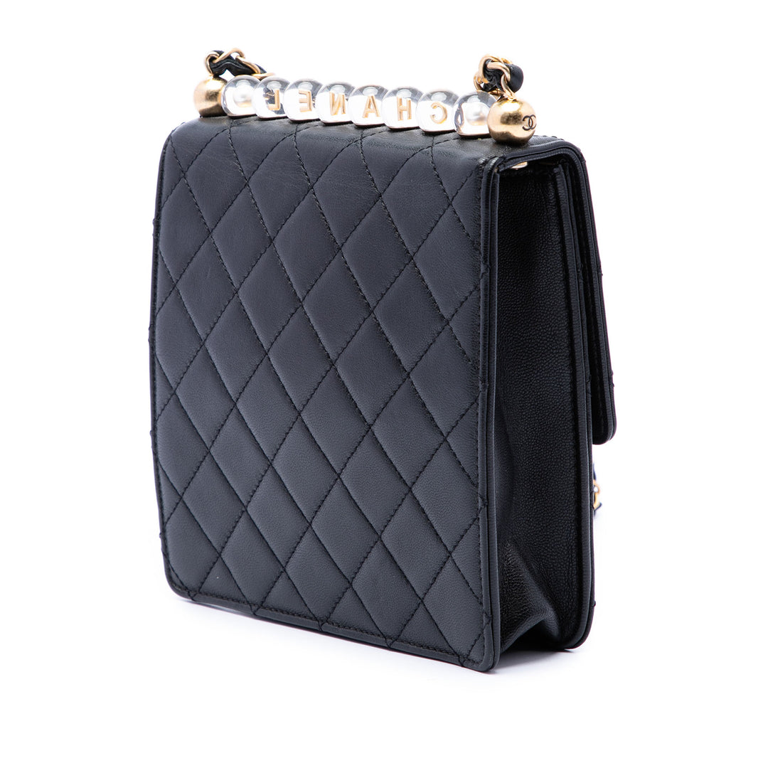 Chanel Matelassé Chic Perles à rabat Petit Cuir d'agneau Noir – vue 2 – GABY PARIS