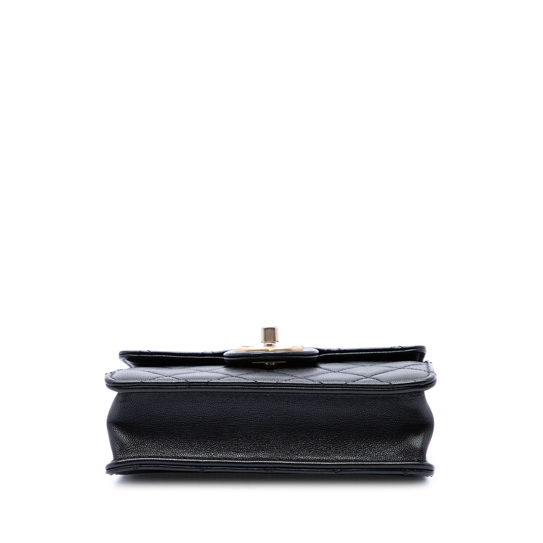 Chanel Matelassé Chic Perles à rabat Petit Cuir d'agneau Noir – vue 3 – GABY PARIS