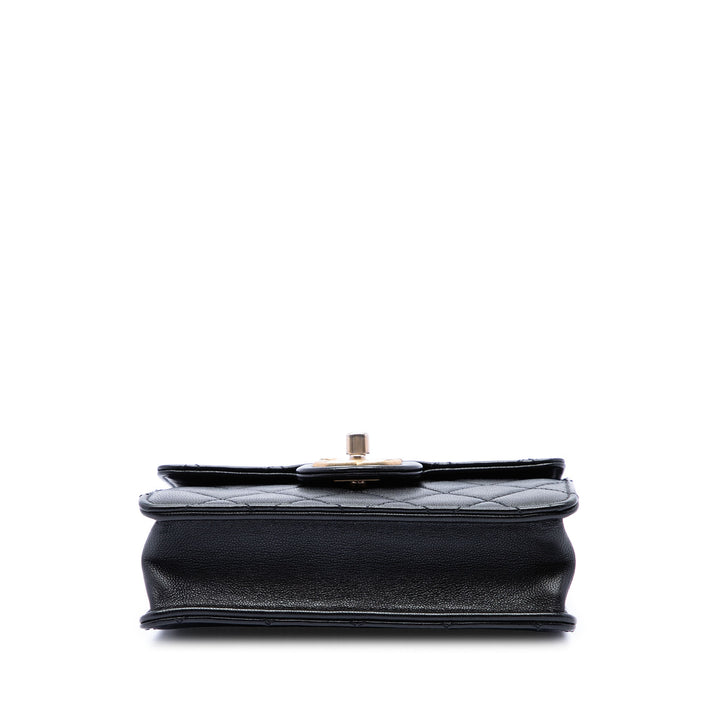Chanel Matelassé Chic Perles à rabat Petit Cuir d'agneau Noir – vue 3 – GABY PARIS