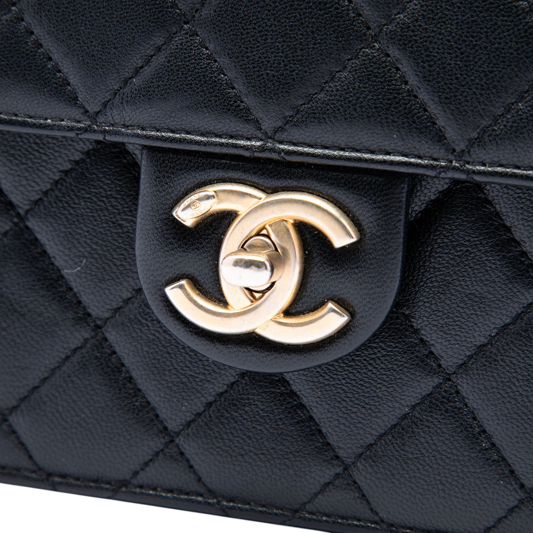 Chanel Matelassé Chic Perles à rabat Petit Cuir d'agneau Noir – vue 5 – GABY PARIS