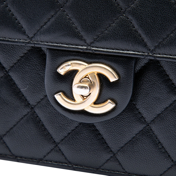 Chanel Matelassé Chic Perles à rabat Petit Cuir d'agneau Noir – vue 5 – GABY PARIS