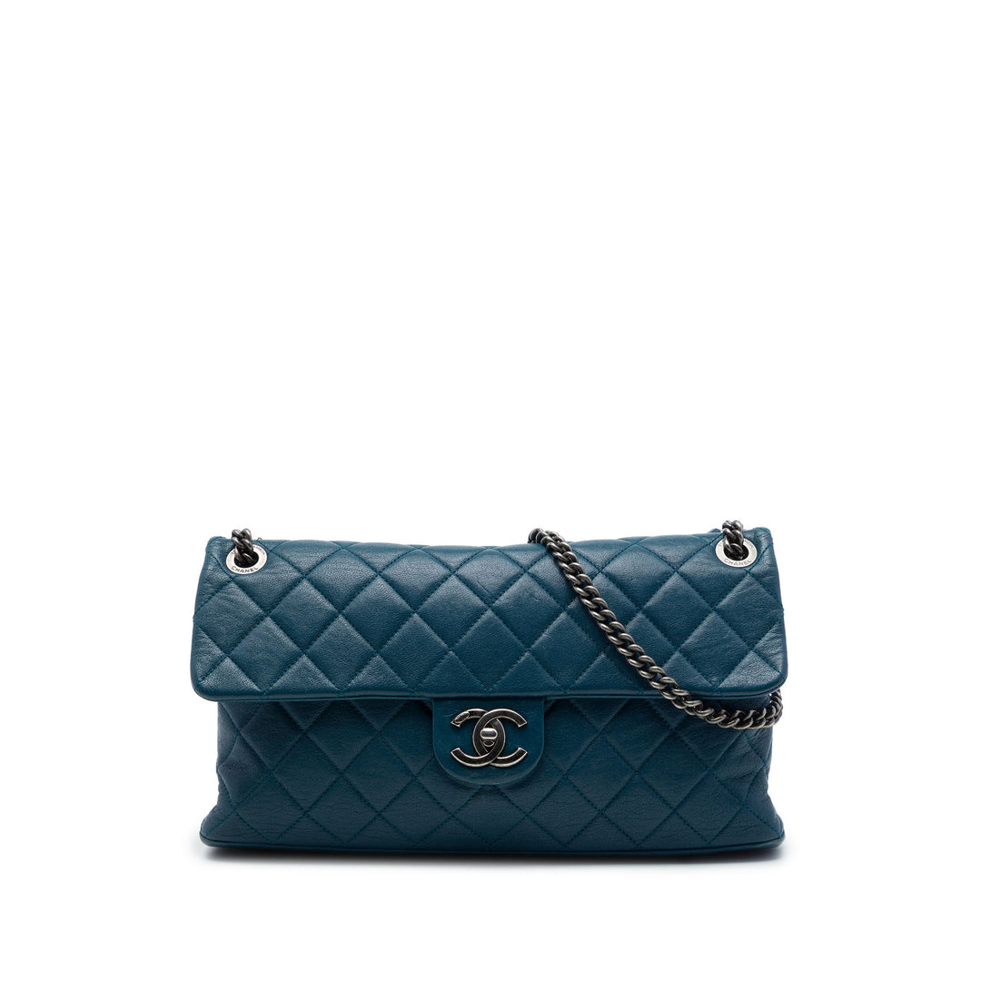 Chanel Sac porté épaule Matelassé brillant Rocks à rabat Grand Cuir de chèvre Bleu – vue principale – GABY PARIS