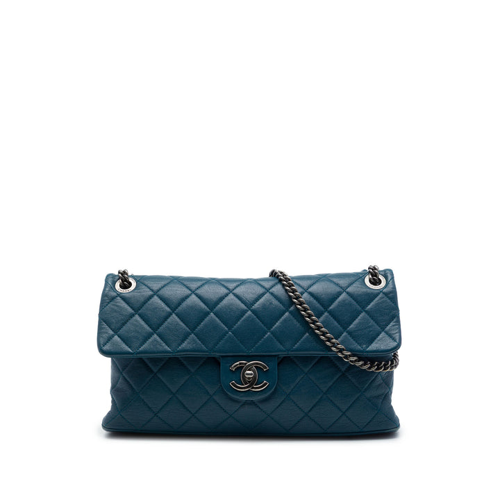 Chanel Sac porté épaule Matelassé brillant Rocks à rabat Grand Cuir de chèvre Bleu – vue principale – GABY PARIS