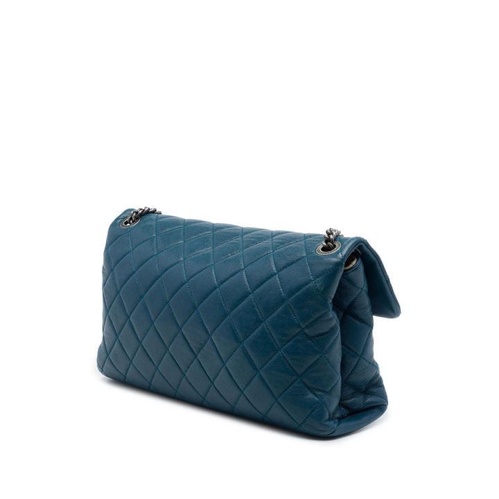 Chanel Sac porté épaule Matelassé brillant Rocks à rabat Grand Cuir de chèvre Bleu – vue 2 – GABY PARIS