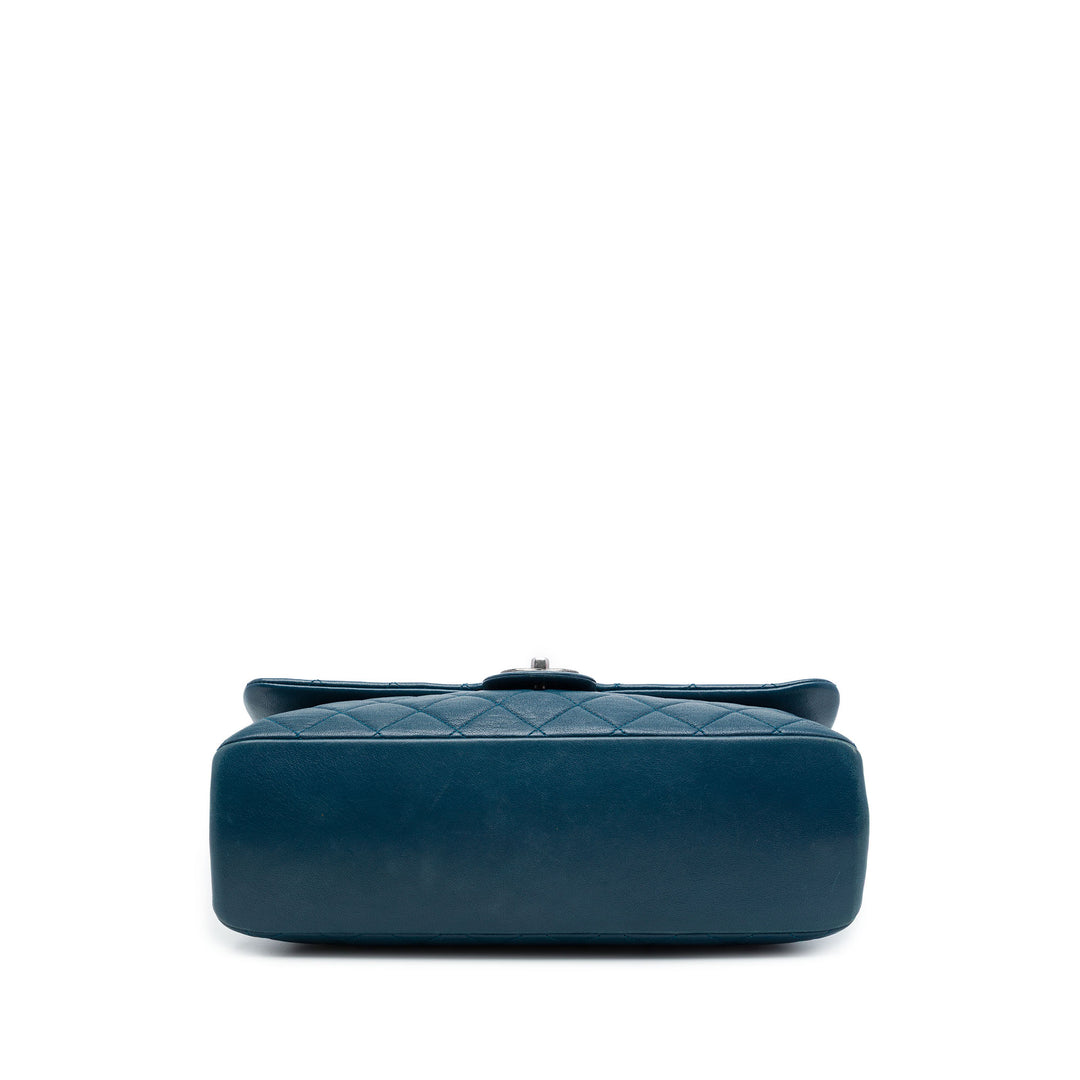 Chanel Sac porté épaule Matelassé brillant Rocks à rabat Grand Cuir de chèvre Bleu – vue 3 – GABY PARIS