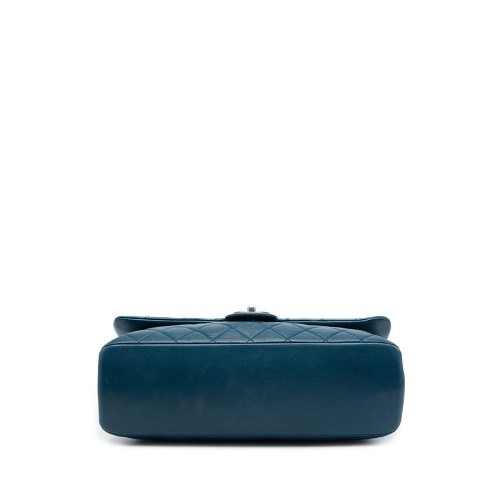 Chanel Sac porté épaule Matelassé brillant Rocks à rabat Grand Cuir de chèvre Bleu – vue 3 – GABY PARIS