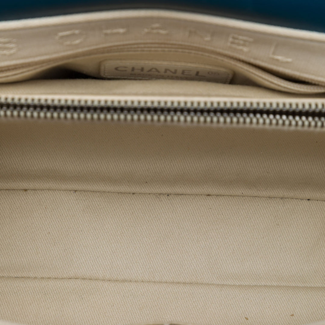 Chanel Sac porté épaule Matelassé brillant Rocks à rabat Grand Cuir de chèvre Bleu – vue 4 – GABY PARIS