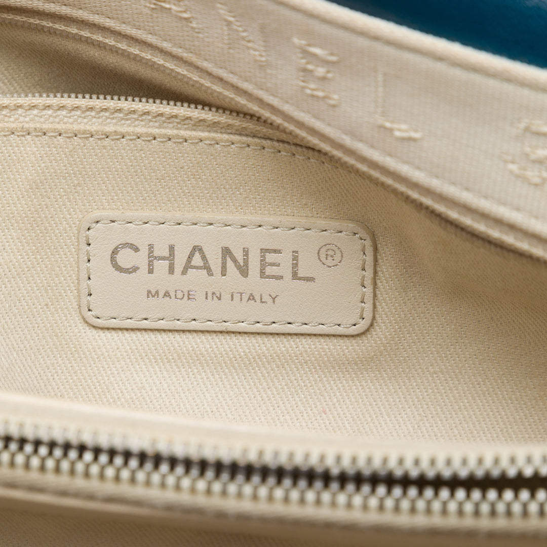Chanel Sac porté épaule Matelassé brillant Rocks à rabat Grand Cuir de chèvre Bleu – vue 5 – GABY PARIS