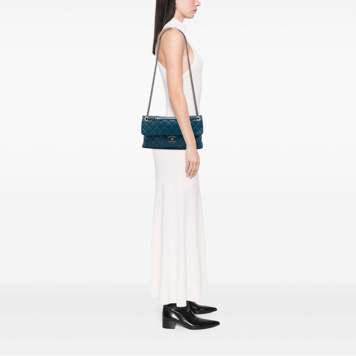 Chanel Sac porté épaule Matelassé brillant Rocks à rabat Grand Cuir de chèvre Bleu – vue 6 – GABY PARIS