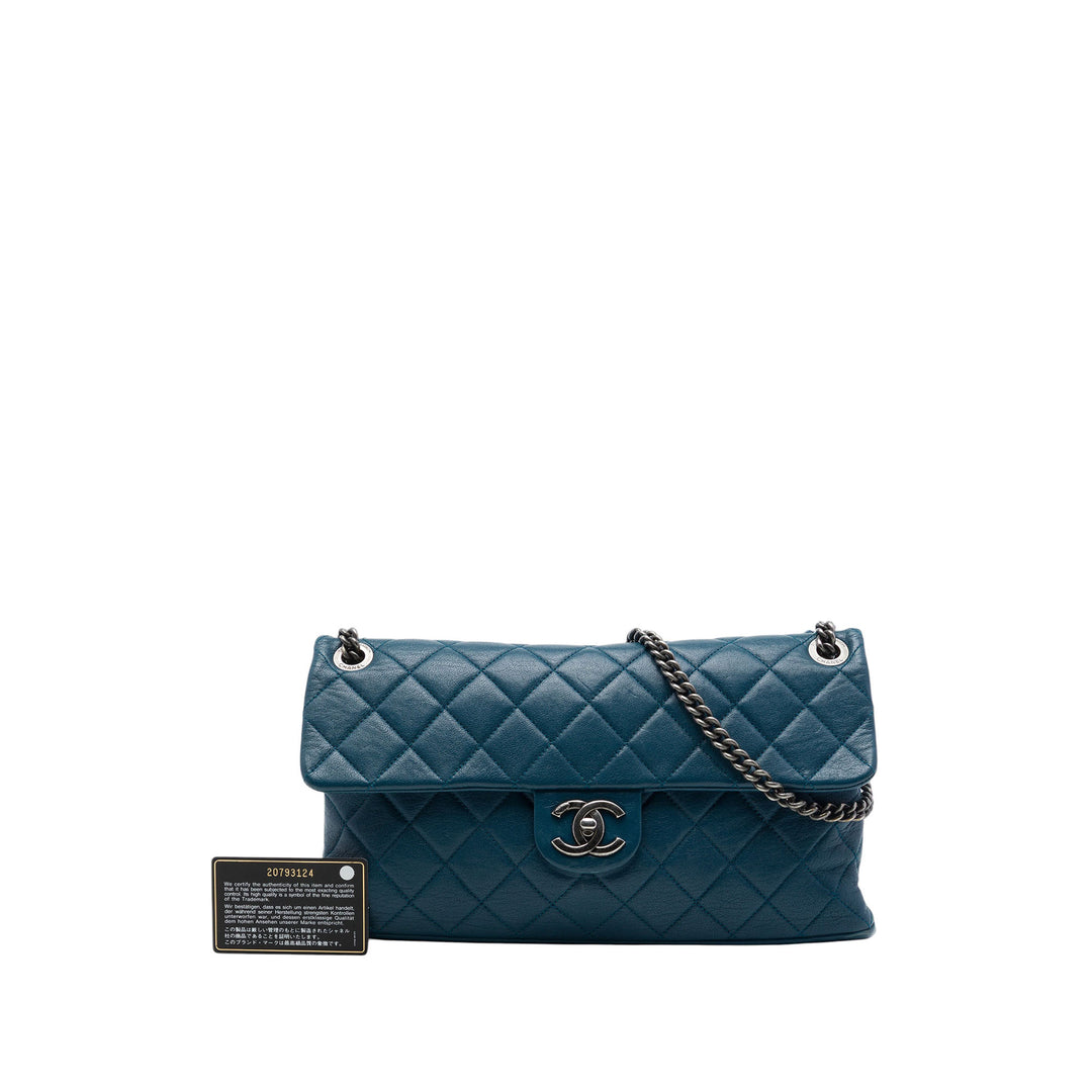 Chanel Sac porté épaule Matelassé brillant Rocks à rabat Grand Cuir de chèvre Bleu – vue 7 – GABY PARIS