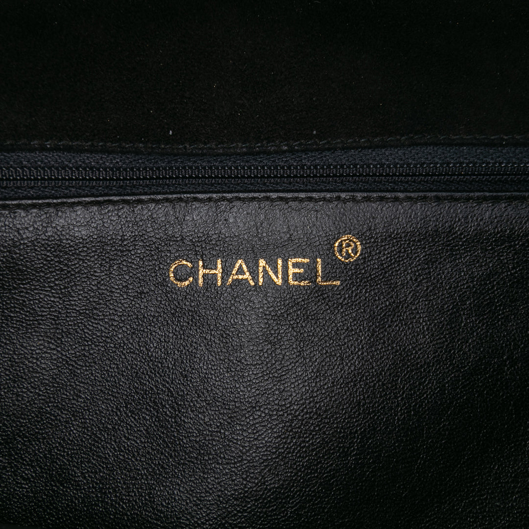 Chanel Quilted Daim Tassel Flap Noir – GABY PARIS Authentique