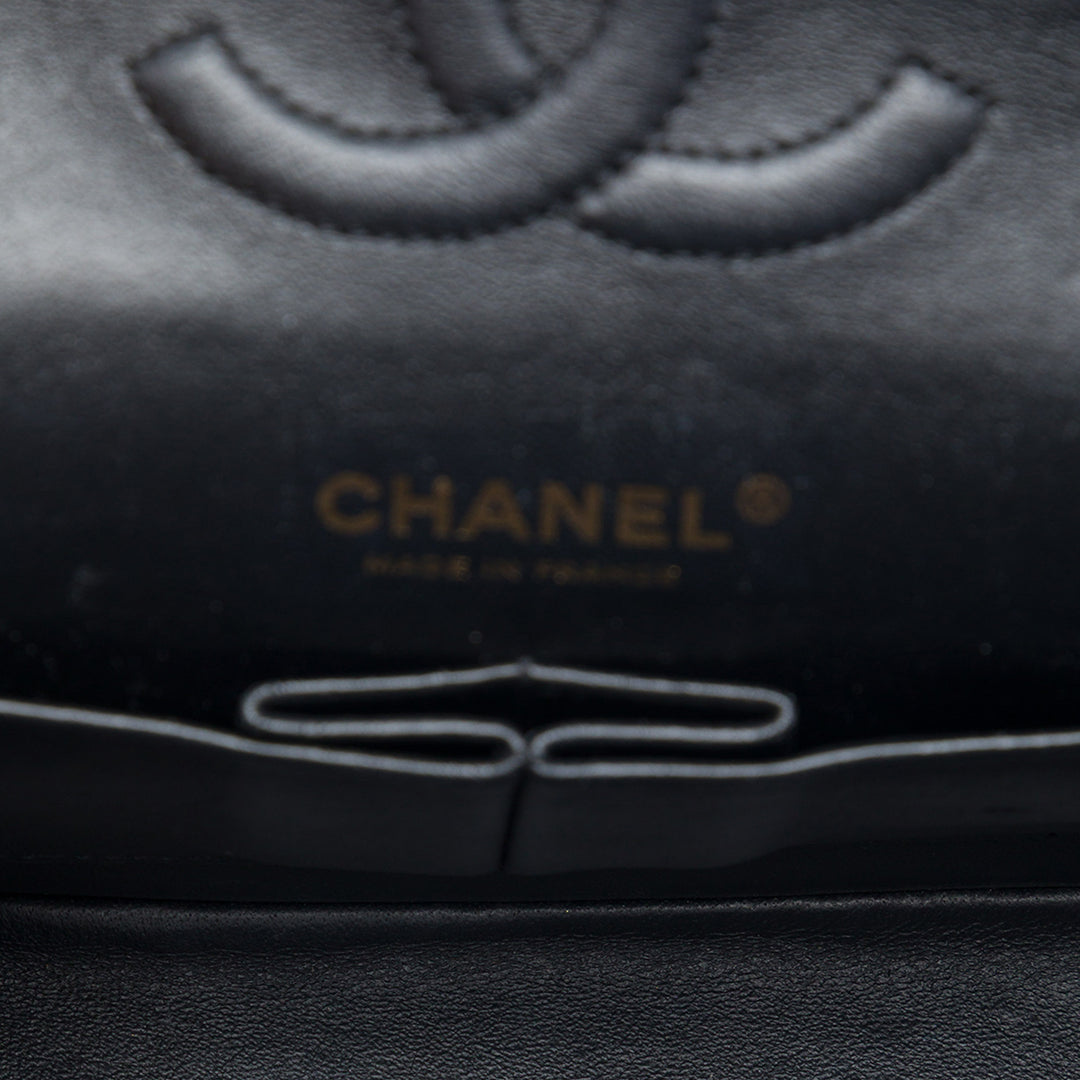Chanel Medium Classic Chevron Crumpled Cuir de veau Double rabat