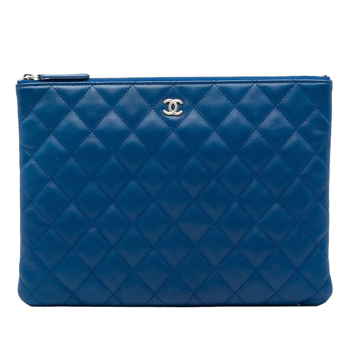 Chanel Matelassé O Étui Pochette Moyen Cuir d'agneau Bleu – vue principale – GABY PARIS