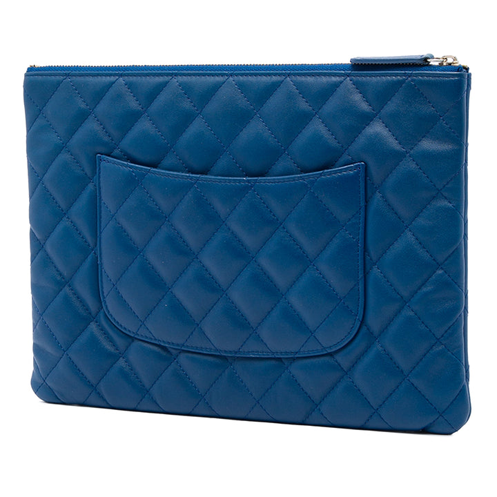 Chanel Matelassé O Étui Pochette Moyen Cuir d'agneau Bleu – vue 2 – GABY PARIS