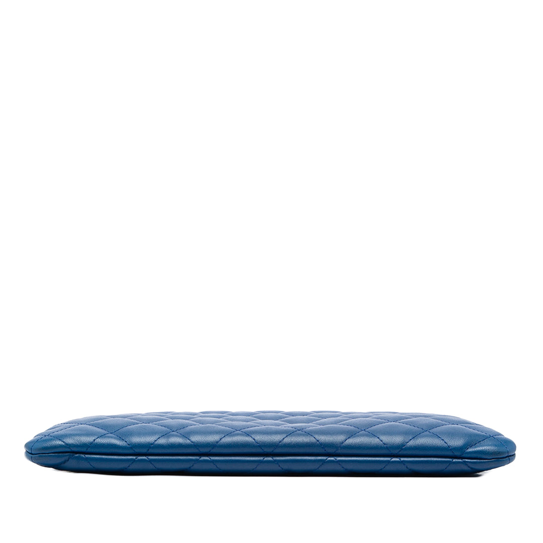 Chanel Matelassé O Étui Pochette Moyen Cuir d'agneau Bleu – vue 3 – GABY PARIS
