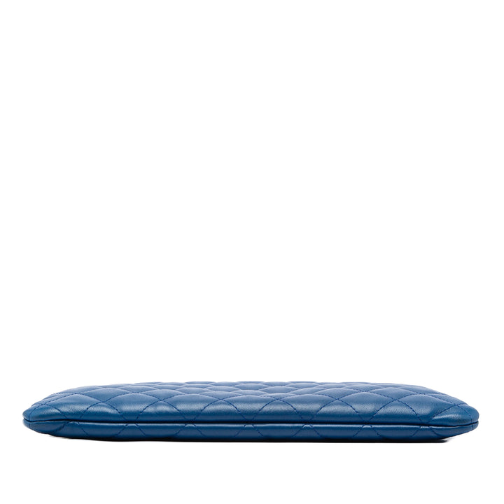 Chanel Matelassé O Étui Pochette Moyen Cuir d'agneau Bleu – vue 3 – GABY PARIS