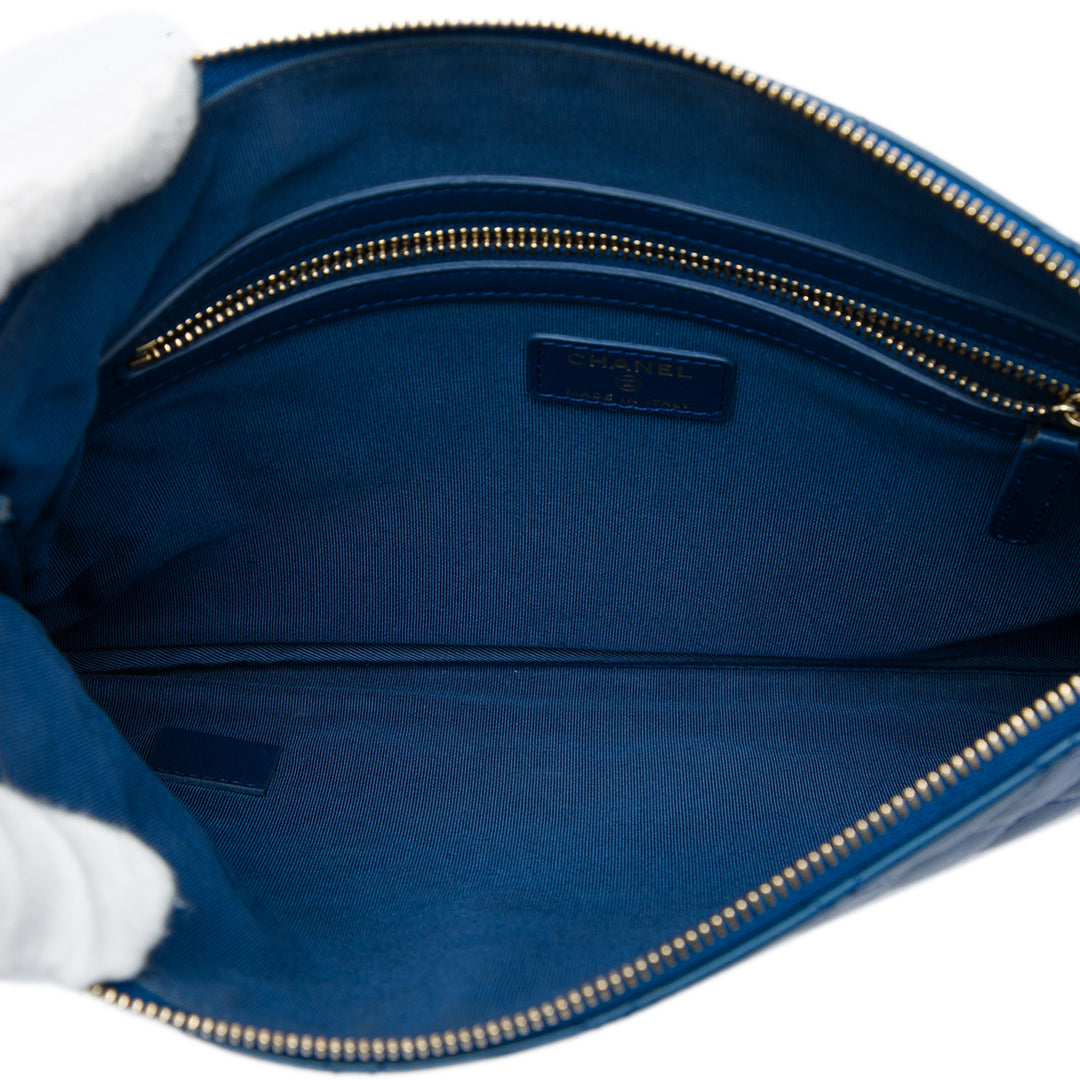 Chanel Matelassé O Étui Pochette Moyen Cuir d'agneau Bleu – vue 4 – GABY PARIS