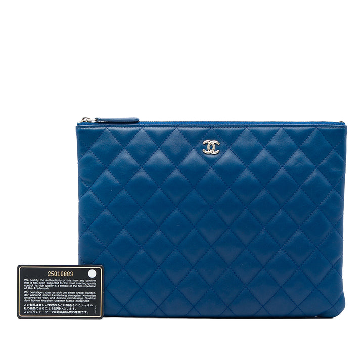 Chanel Matelassé O Étui Pochette Moyen Cuir d'agneau Bleu – vue 6 – GABY PARIS