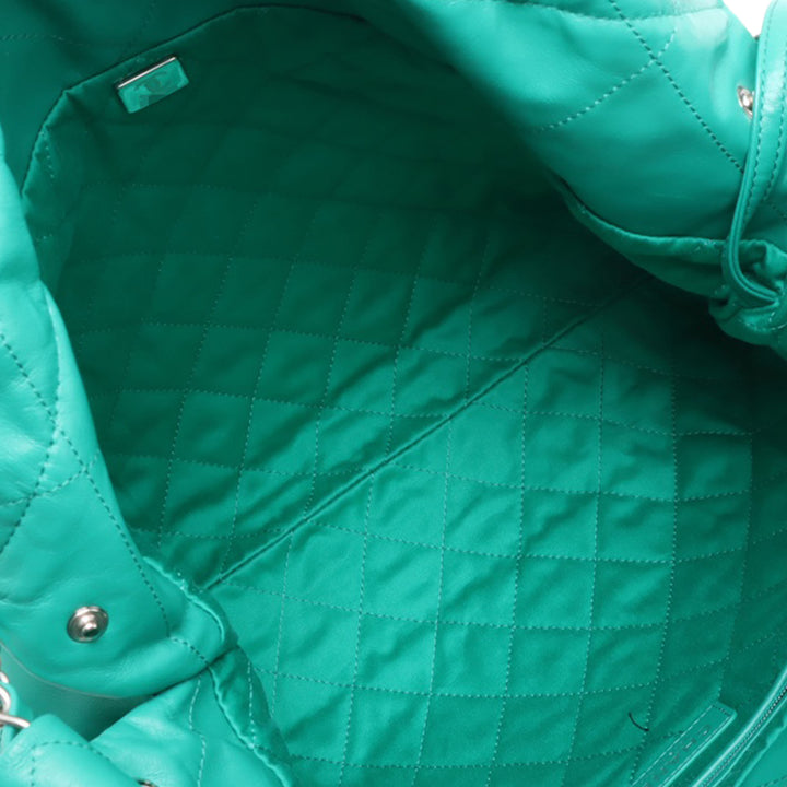 Chanel Medium Matelassé brillant Cuir de veau 22 Sac à main