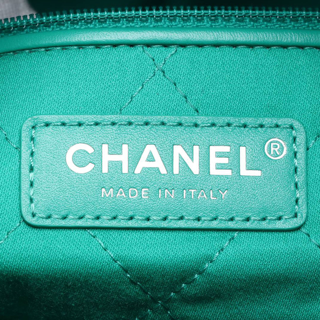 Chanel Medium Matelassé brillant Cuir de veau 22 Sac à main
