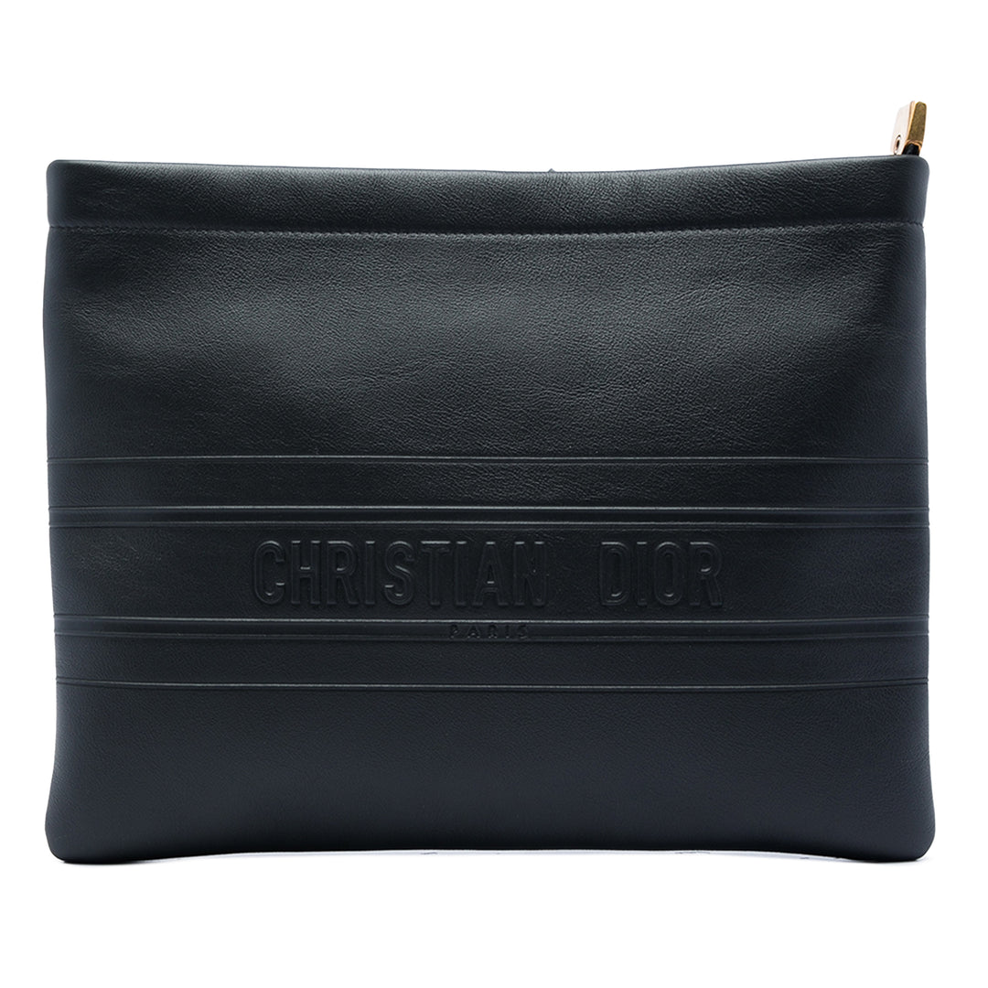 Dior embossé Logo Zippé Pochette Cuir de veau Noir – vue principale – GABY PARIS