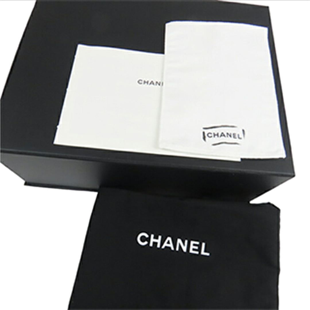 Chanel Medium Matelassé Cuir de veau clouté Square Vanity