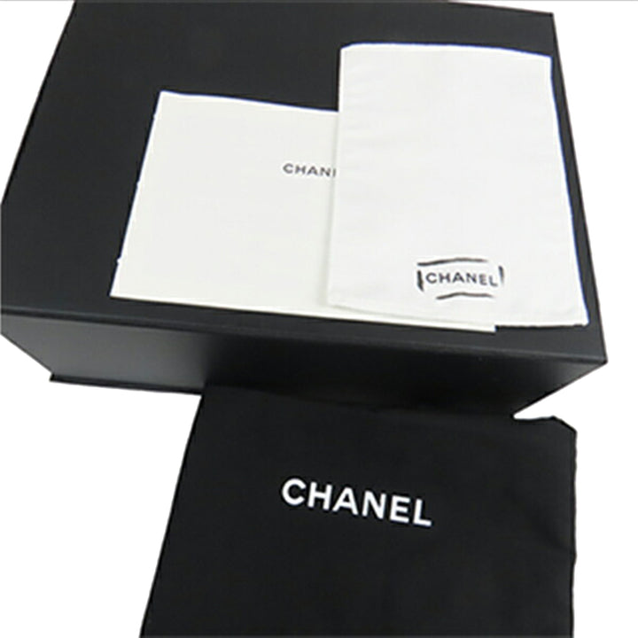 Chanel Medium Matelassé Cuir de veau clouté Square Vanity