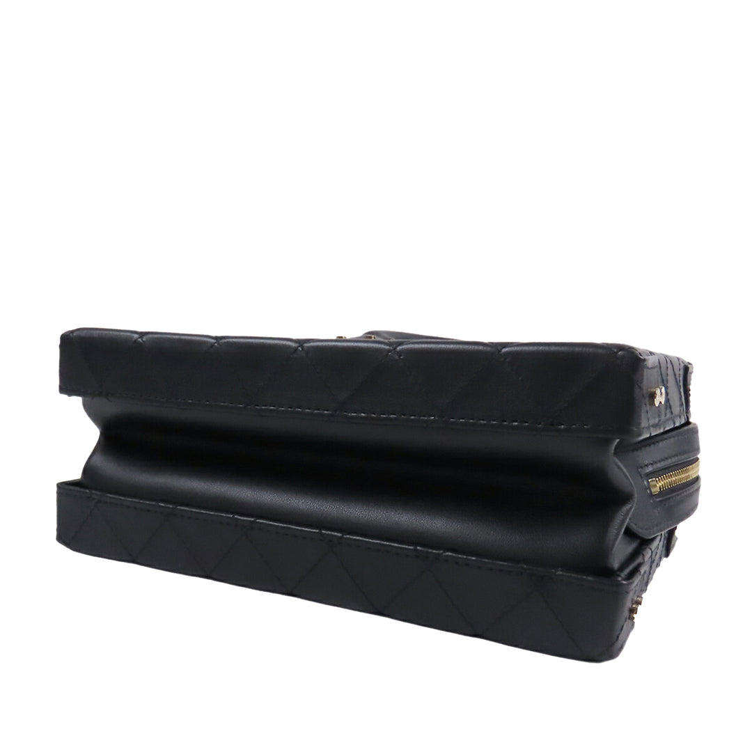 Chanel Medium Matelassé Cuir de veau clouté Square Vanity