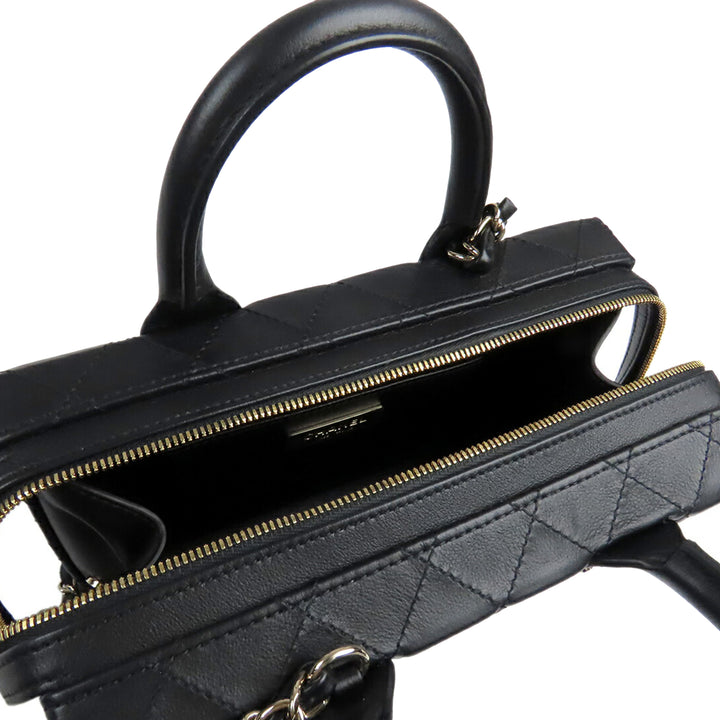 Chanel Medium Matelassé Cuir de veau clouté Square Vanity