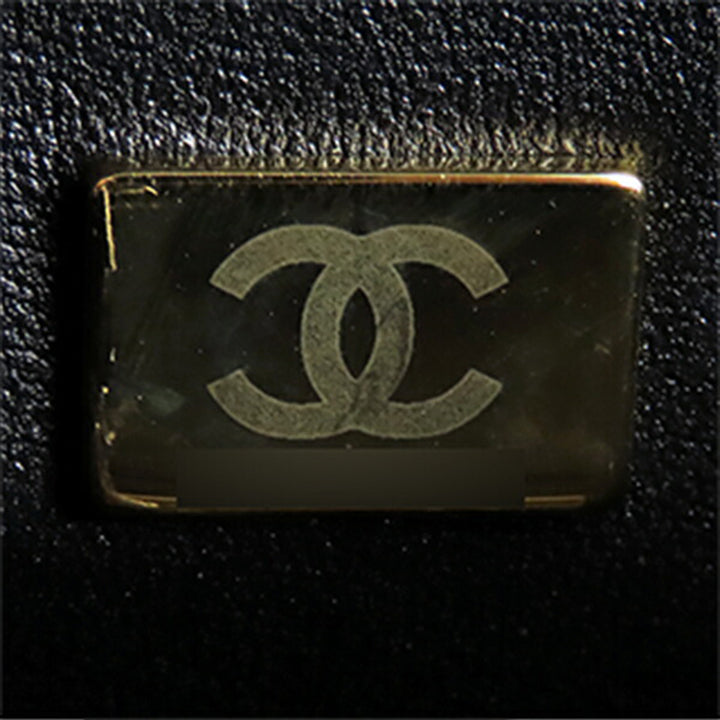 Chanel Medium Matelassé Cuir de veau clouté Square Vanity