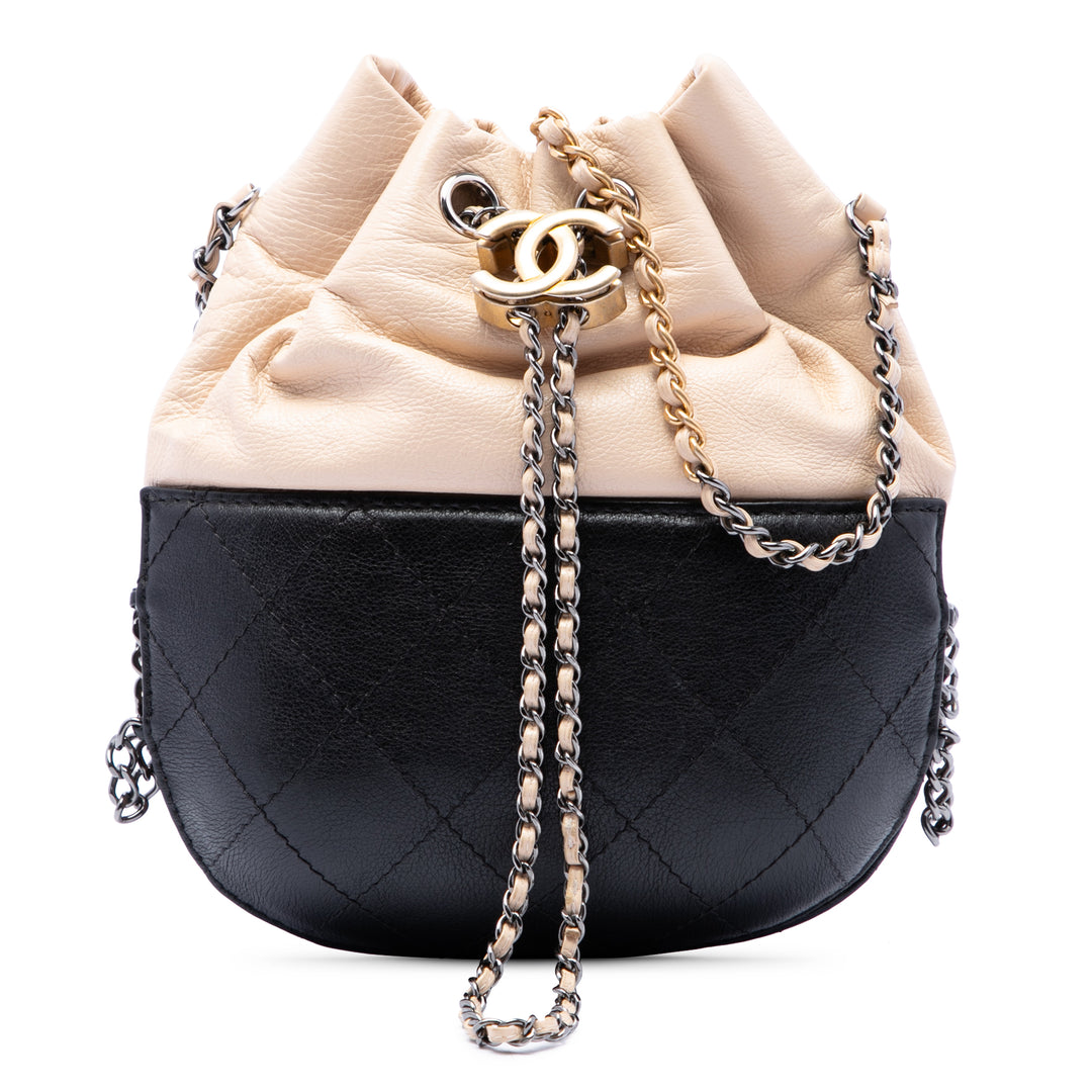 Chanel Bicolore Matelassé Gabrielle Sac seau Petit Cuir de veau Beige – vue principale – GABY PARIS
