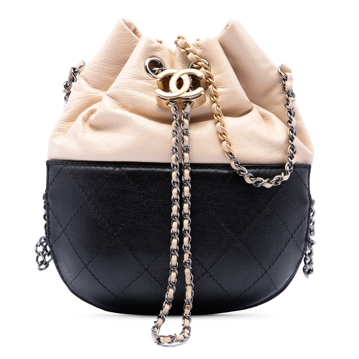 Chanel Bicolore Matelassé Gabrielle Sac seau Petit Cuir de veau Beige – vue principale – GABY PARIS