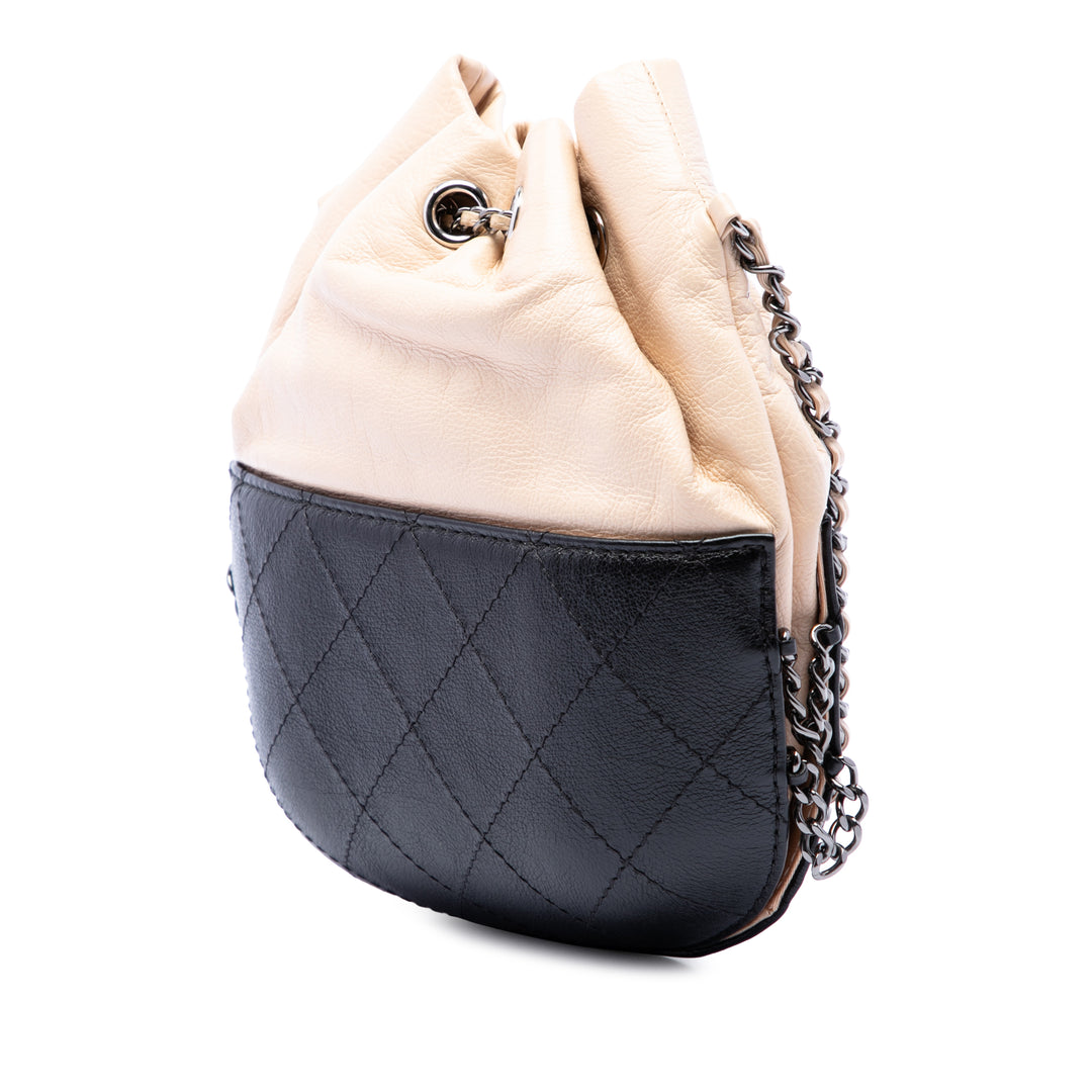 Chanel Bicolore Matelassé Gabrielle Sac seau Petit Cuir de veau Beige – vue 2 – GABY PARIS