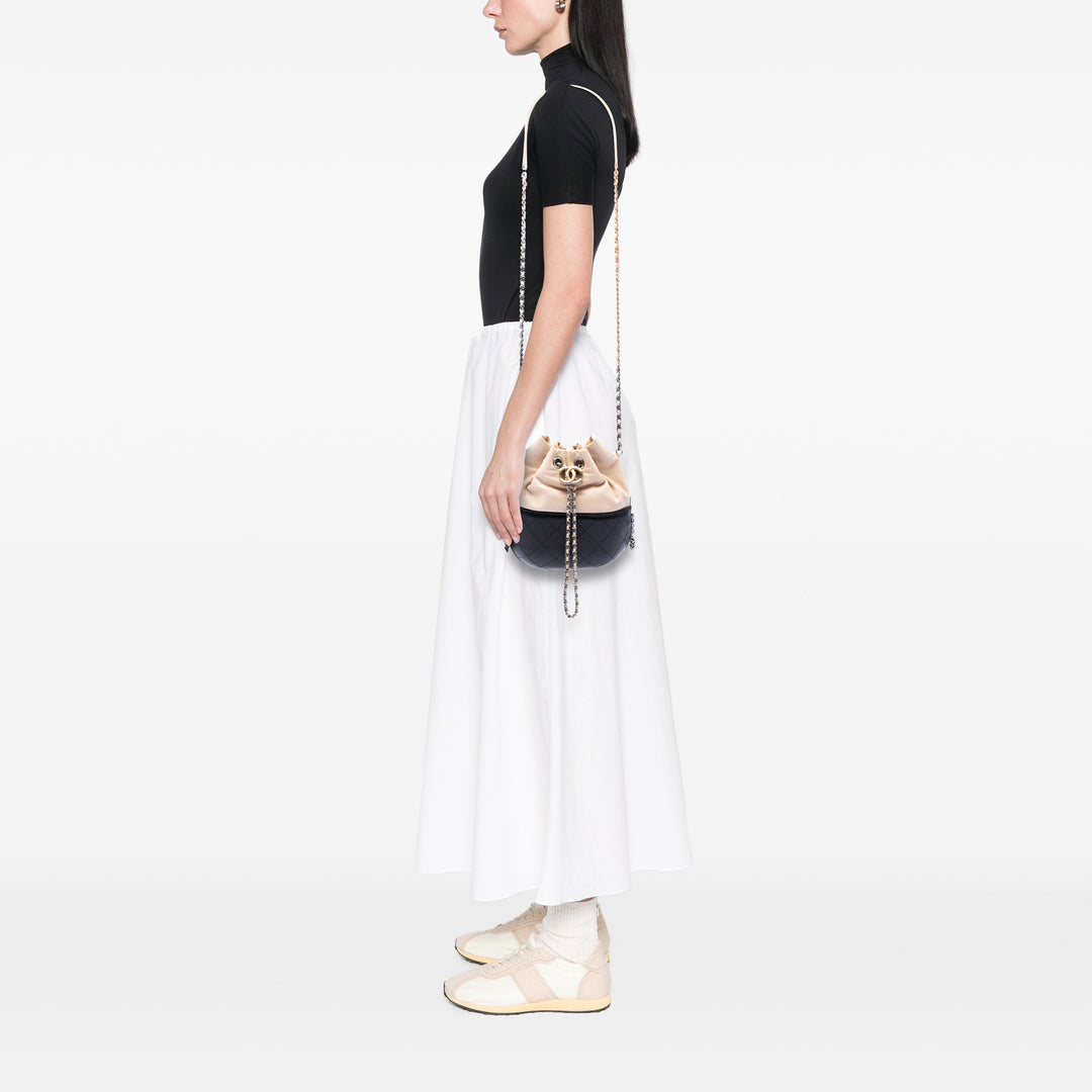 Chanel Bicolore Matelassé Gabrielle Sac seau Petit Cuir de veau Beige – vue 6 – GABY PARIS