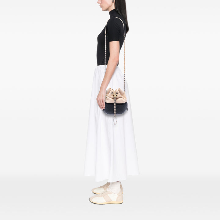 Chanel Bicolore Matelassé Gabrielle Sac seau Petit Cuir de veau Beige – vue 6 – GABY PARIS