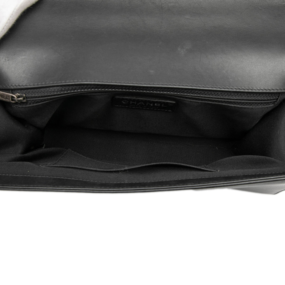 Chanel Medium Chevron Cuir d’agneau Boy à rabat