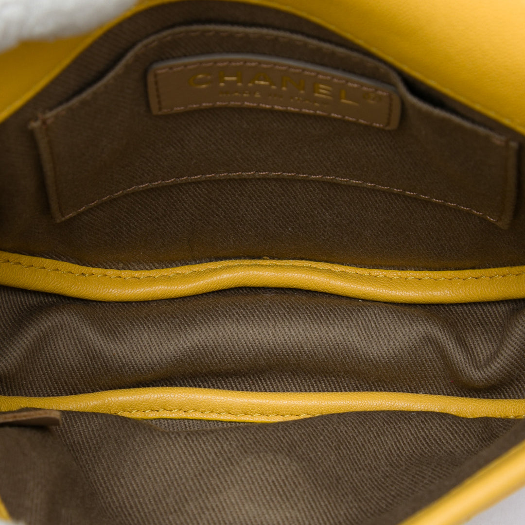 Chanel Surpiqué Casual Trip à rabat Cuir de chèvre Jaune – vue 4 – GABY PARIS