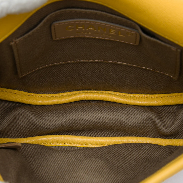 Chanel Surpiqué Casual Trip à rabat Cuir de chèvre Jaune – vue 4 – GABY PARIS