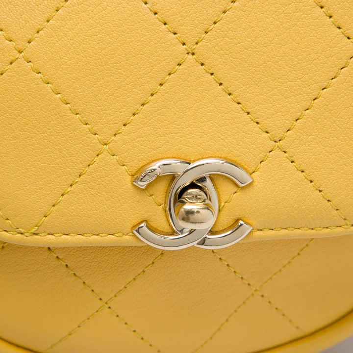Chanel Surpiqué Casual Trip à rabat Cuir de chèvre Jaune – vue 5 – GABY PARIS