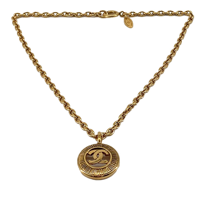 Chanel CC plaqué Medallion Sunburst Pendant Collier Doré – vue principale – GABY PARIS