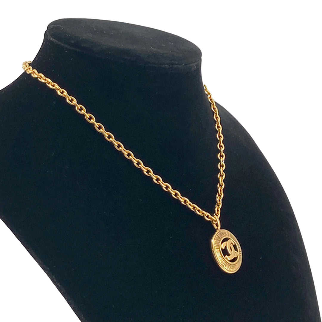 Chanel CC plaqué Medallion Sunburst Pendant Collier Doré – vue 13 – GABY PARIS