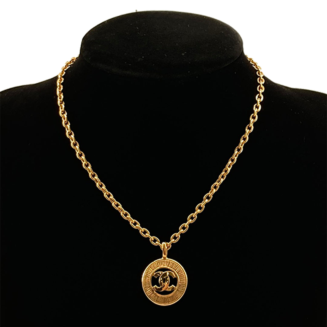 Chanel CC plaqué Medallion Sunburst Pendant Collier Doré – vue 14 – GABY PARIS