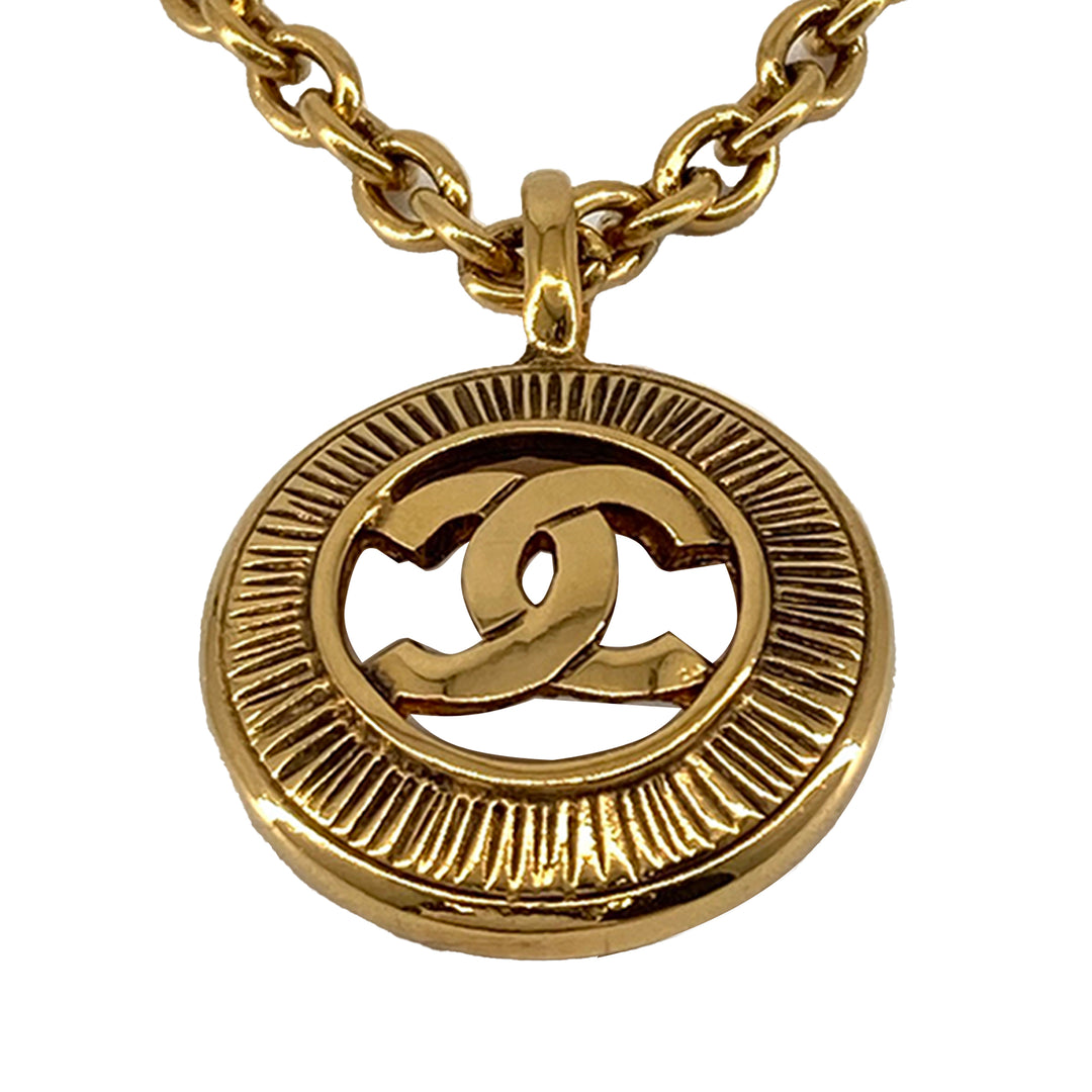 Chanel CC plaqué Medallion Sunburst Pendant Collier Doré – vue 2 – GABY PARIS
