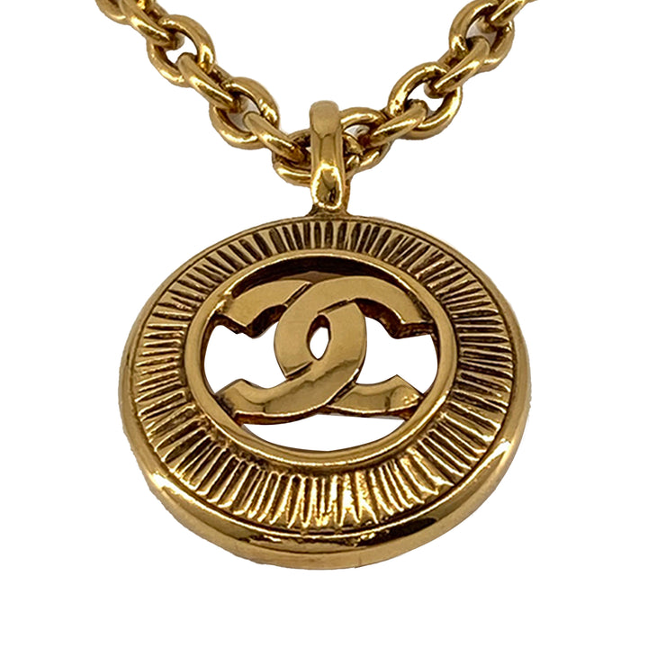 Chanel CC plaqué Medallion Sunburst Pendant Collier Doré – vue 2 – GABY PARIS