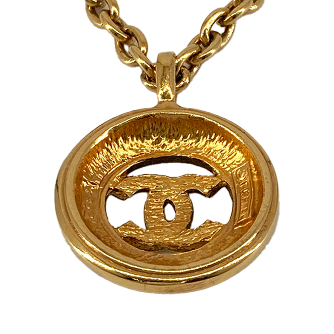 Chanel CC plaqué Medallion Sunburst Pendant Collier Doré – vue 3 – GABY PARIS