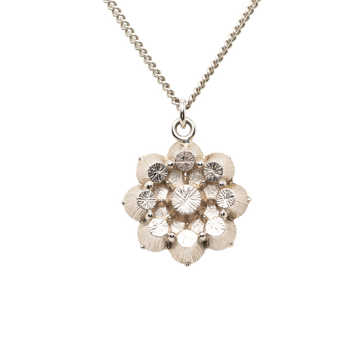 Chanel CC Brass Strass Flower Pendant Collier Métal