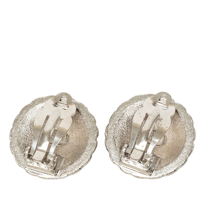 Chanel CC Brass Rond À clip Boucles d'oreilles Argenté – vue 2 – GABY PARIS